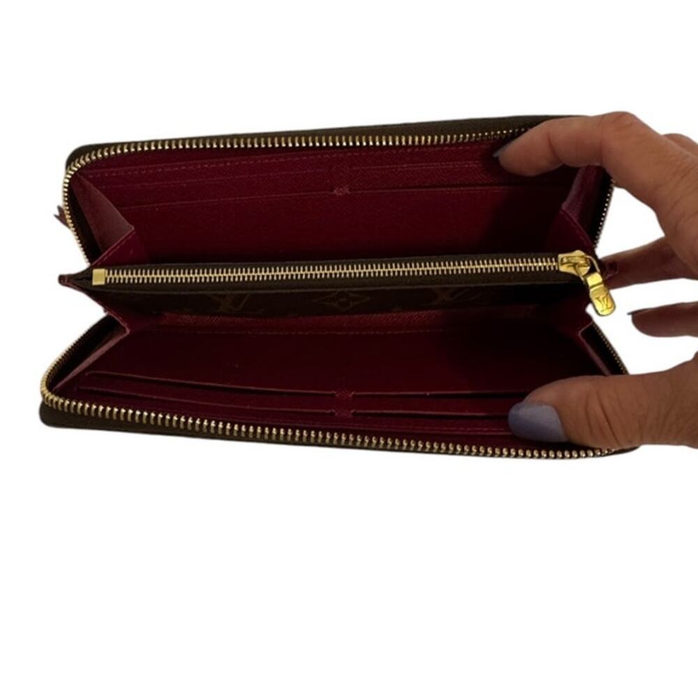 Louis Vuitton Zippy Wallet Monogram and Red Interior Gold Hardware Zipper Close - Picture 6 of 8